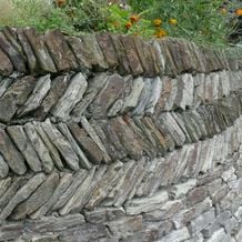Cornwall hat neben üppigen Pflanzungen auch besonders kunst- und liebevoll angelegte Trockenmauern zu bieten. Der dortige Naturstein ähnelt dem Taunusschiefer meiner Heimat.