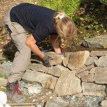 Die von mir 2013 in meinem eigenen Garten errichtete Trockenmauer aus Bergischer Grauwacke fängt das Gelände über zwei Seiten hin ab. Der Bau von Trockenmauern aus Natursteinen ist eine kleine Leidenschaft von mir.