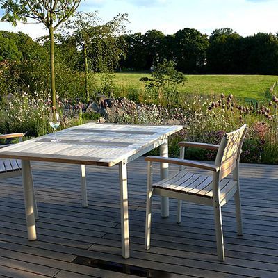 Von der großzügigen Holzterrasse aus genießt man einen herrschaftlichen Blick über den blühenden Hang aus mediterranen Kräutern (die auch geerntet werden) in die dahinterliegende Landschaft.