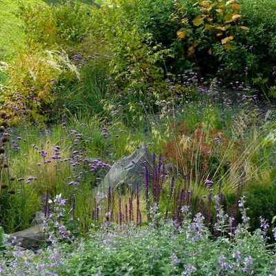 Der untere Gartenteil des Felsengartens von oben über das Kräuterbeet hinweg betrachtet.