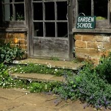 Impressionen zur Gartenreise OKTOBERLODERN im Herbst nach England: Eingang zur typisch englischen Gartenschule von Coton Manor.
