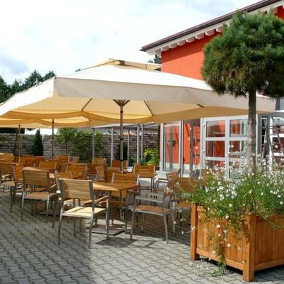 Der fertig bepflanzte Weingarten zur Weinbar 'Am Altebach' mit der Weinbar im Hintergrund.