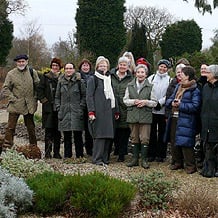 Gruppenfoto der Galanthour 2009 mit Beth Chatto im Kiesgarten.