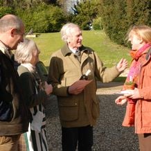 Mehrfacher Buchautor John Grimshaw, Lady Caroline und Sir Henry Elwes, Colsebourne Park, mit Iris Ney anlässlich der Galanthour 2011, der Gartenreise in den Vorfrühling nach England.