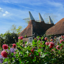 Impressionen zur besonderen Gartenreise OKTOBERLODERN nach England. Wer in Great Dixter nicht von der Vielfalt und Farbenpracht der verschiedenen Gartenzimmer überwältigt ist, muss vorher Schlaftabletten genommen haben. Hier das typisch kenter Gebäude mit