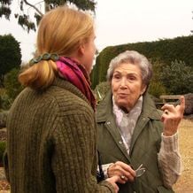 Altmeisterin Beth Chatto und Iris Ney in einer Fachdiskussion anlässlich der Galanthour 2009, der ersten Gartenreise in den Vorfrühling nach England.