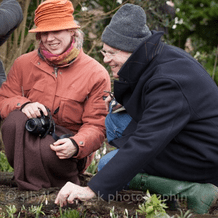 Iris Ney und John Morley voller Verzückung über ein besonders schönes Schneeglöckchen auf der Gartenreise nach England, Galanthour 2013.