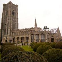 Impressionen zur besonderen Gartenreise OKTOBERLODERN nach England: Die alte Wollweberstadt Lavenham hat nicht nur einen herrlichen mittelalterlichen Fachwerk-Ortskern sondern bietet auch einen alten buchskugeligen Kircheingang zur wunderschönen Flint-Kirche in traditoneller Bauweise.
