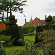 Impressionen von der besonderen Gartenreise Blattgold im Spät-Herbst nach England. Das herrschaftliche Anwesen von Sara & Rupert Eley (The Place For Plants) wird von akurat geschnittenen Eiben-Topiary eingefasst. Fassade passend zur orangen Herbstfärbung.