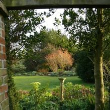 Impression zur Gartenreise Frühlingserwachen von Iris Ney - DIE Gartenreise in den Frühling nach England. Hier ein malerischer, gut bepflanzter Privatgarten in England.