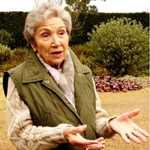 Beth Chatto in ihrem Kiesgarten bei der Galanthour 2009 im Gespräch mit der Reisegruppe