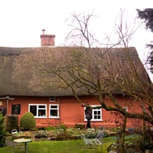 Der alpine Garten mit dem Fachwerkhaus der Zwiebelpflanzenspezialisten Rod und Jane Leeds.