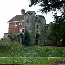 Benington Lordship: Ruine und Haus mit verwilderten Schneeglöckchen.