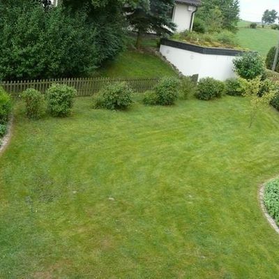 Kein Rasen in einem Privatgarten dieser Größe scheint vielen ein gewagtes Unterfangen. Für die Planung wurde das Gelände aus dem Obergeschoss fotografiert und bei der Planung in dieses Foto Wege und Sitzflächen eingezeichnet.