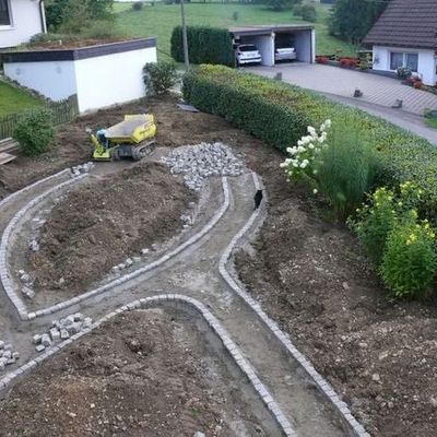 Das Wegesystem durch die Präriepflanzung sollte so sein, dass man möglichst viel in und um die Stauden wandeln kann. Immerhin wird es viele Insekten, andere Kleintiere und die hochzufriedene eigene Katze in den Beeten zu suchen geben.